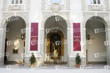 Dreibogiger Portikus mit Herkules Brunnen in der Residenz
