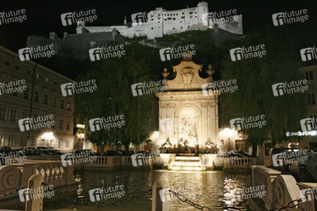 Neptunbrunnen und Festung Hohensalzburg
