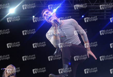 Etty Lau Farrell, Perry Farrell