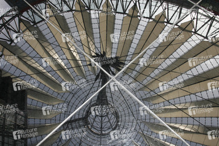 Spiegelung das Dachs vom Sony Center auf Acrylplatten