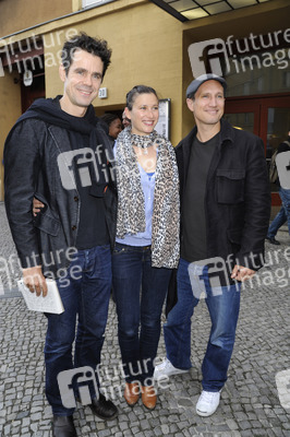 Tom Tykwer mit Frerundin Marie Steinmann, Benno Fürmann