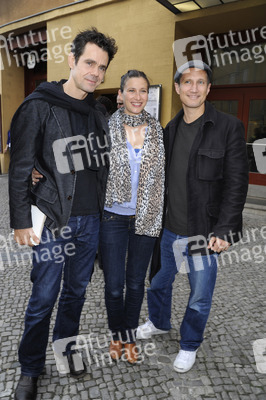 Tom Tykwer mit Frerundin Marie Steinmann, Benno Fürmann