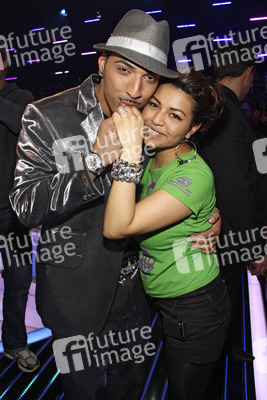 Mehrzad Marashi mit seiner frisch Verlobten Denisse