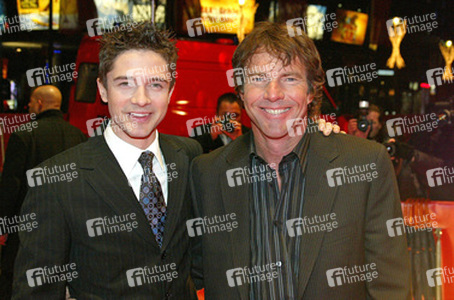 Topher Grace, Dennis Quaid