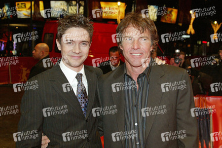 Topher Grace, Dennis Quaid