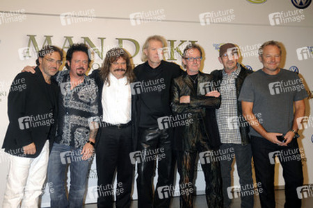 Al Di Meola, Steve Lukather (Toto), Leslie Mandoki, Laszlo Brencker, John Helliwell (Supertramp), Chris Thompson (Manfred Mann's Earth Band), Nick van Eede (Cutting Crew), Leslie Mandoki