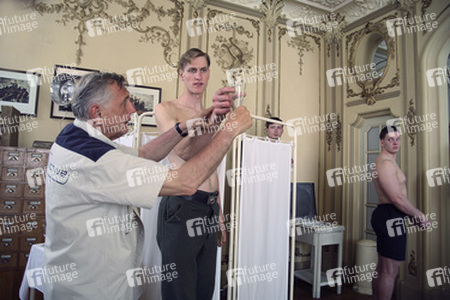 Jirí Menzel mit Schauspielerin und Komparsen