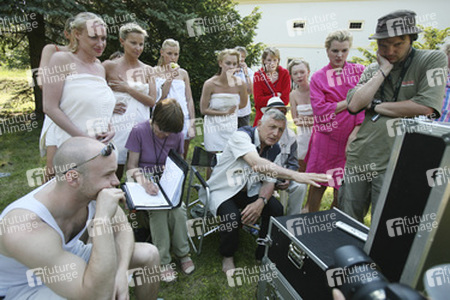 Jirí Menzel mit Schauspielerin und Komparsen