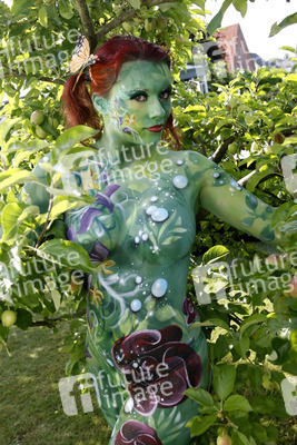 Pflanzenfrau / Plant-Woman