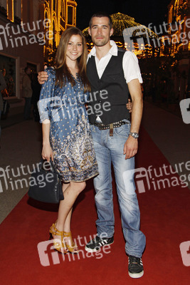 Jo Weil mit Begleitung