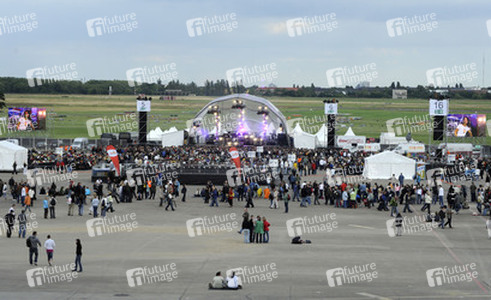 Bühne auf dem Flughafengelände