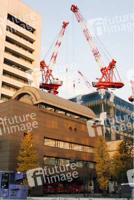 Kräne über der Feuerwehr