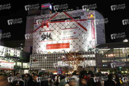 Kaufhaus mit Weihnachtsdeko am Bahnhof von Sibuya