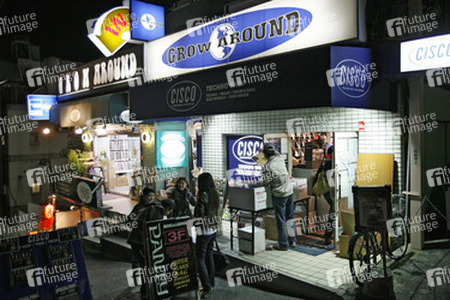 Jugendliche vor Plattenladen