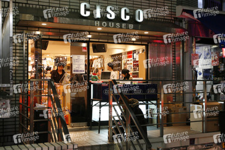 Jugendliche im Plattenladen