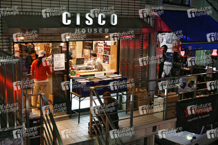 Jugendliche im Plattenladen