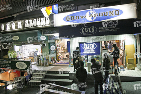 Jugendliche vor Plattenladen