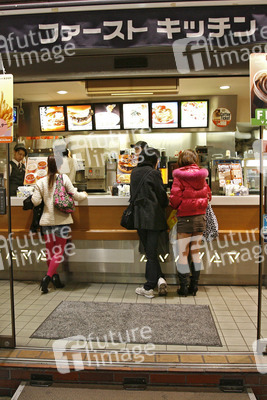 Jugendliche im Schnellrestaurant