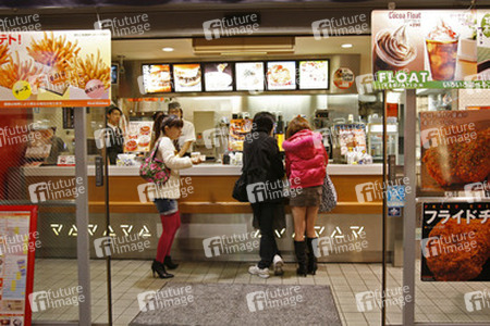 Jugendliche im Schnellrestaurant