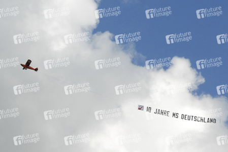 Flugzeug mit Traumschiff-Banner