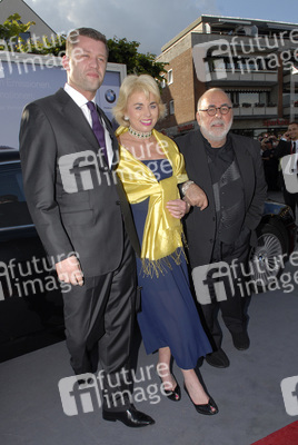 Udo Walz mit Lebensgefährten Carsten R. Thamm und Begleitung