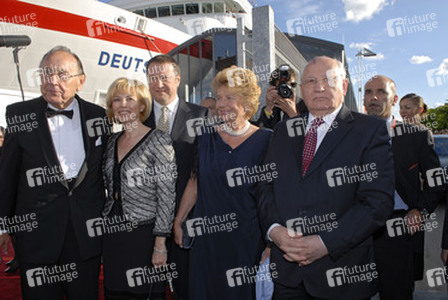 Hans-Dietrich Genscher mit Gattin Barbara, Michail Gorbatschow mit Tochter Irina