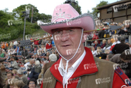 Fan mit Pfeil im Kopf