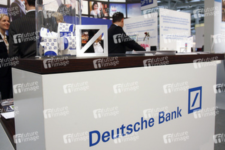 Taschentücher am Stand der Deuschen Bank
