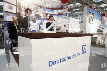Taschentücher am Stand der Deuschen Bank