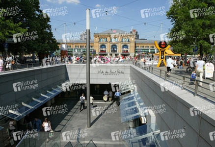Niki de Saint Phalle Promenade und Hauptbahnhof