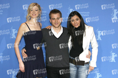 Siobhán Hewlett, Kevin Bishop, Dorka Gryllus