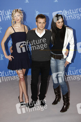 Siobhán Hewlett, Kevin Bishop, Dorka Gryllus