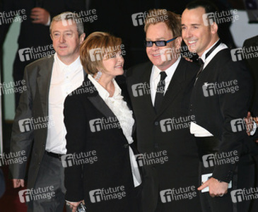 Louis Walsh, Sharon Osbourne, Elton John mit Freund David Furnish