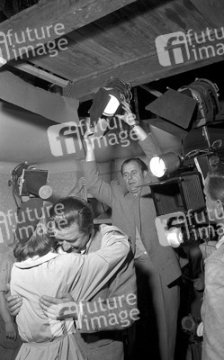 Gertrud Kückelmann und Hans Söhnker mit Filmcrew