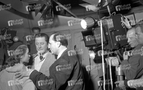 Gertrud Kückelmann, Hans Söhnker und Wolfgang Liebeneiner mit Filmcrew