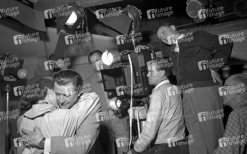 Gertrud Kückelmann, Hans Söhnker und Wolfgang Liebeneiner mit Filmcrew