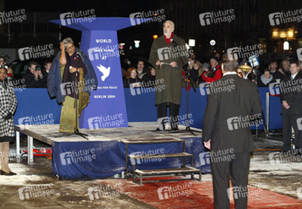 Ela Gandhi, Christopher Lee, Ralf Möller