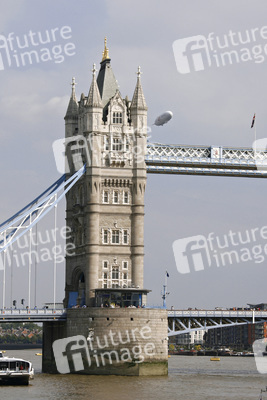 Tower Bridge mit Zeppelin