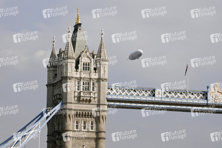 Tower Bridge mit Zeppelin