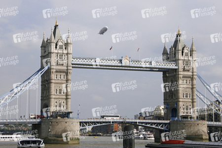 Tower Bridge mit Zeppelin