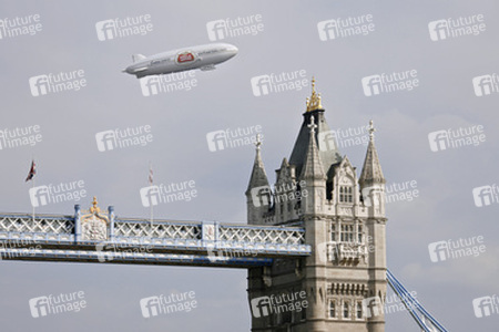 Tower Bridge mit Zeppelin