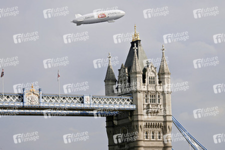 Tower Bridge mit Zeppelin