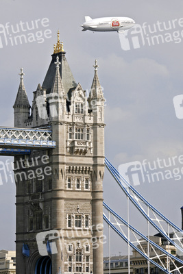 Tower Bridge mit Zeppelin