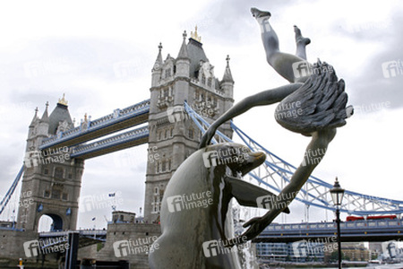 Mädchen mit Delfin / Girl with a Dolphin