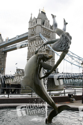 Mädchen mit Delfin / Girl with a Dolphin