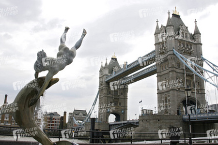 Mädchen mit Delfin / Girl with a Dolphin
