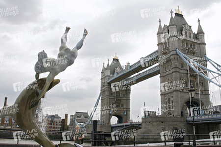 Mädchen mit Delfin / Girl with a Dolphin