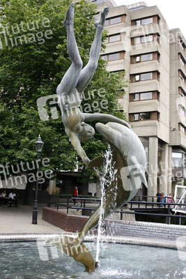 Mädchen mit Delfin / Girl with a Dolphin