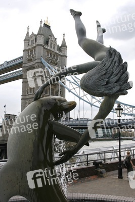 Mädchen mit Delfin / Girl with a Dolphin