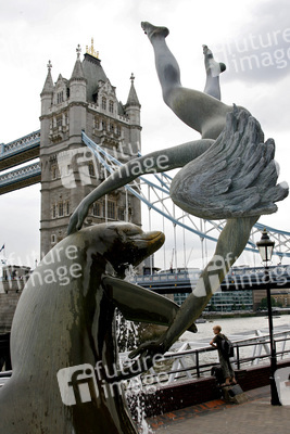 Mädchen mit Delfin / Girl with a Dolphin